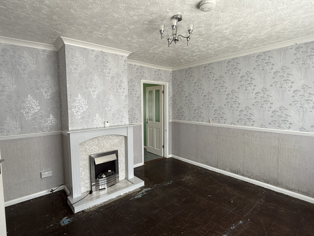 Lot: 95 - HOUSE IN NEED OF IMPROVEMENT - Living Room in House in Need of Improvement